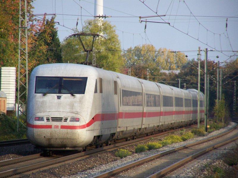 Dieser ICE-1 (Br.401) fuhr am 13.Oktober 2007 von Hamburg-Altona nach Mnchen Hbf, hier aufgenommen zwischen Esslingen und Plochingen. Der nchste Halt des Zuges war Ulm Hbf.