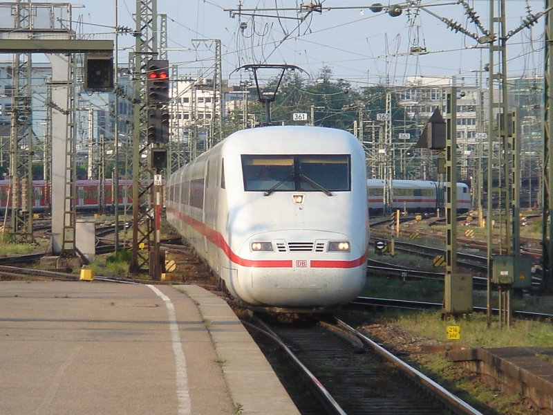 Dieser ICE 1 fuhr am 29.04.06 nach Berlin Ostbahnhof. Hier bei der Einfahrt in Stuttgart Hbf.