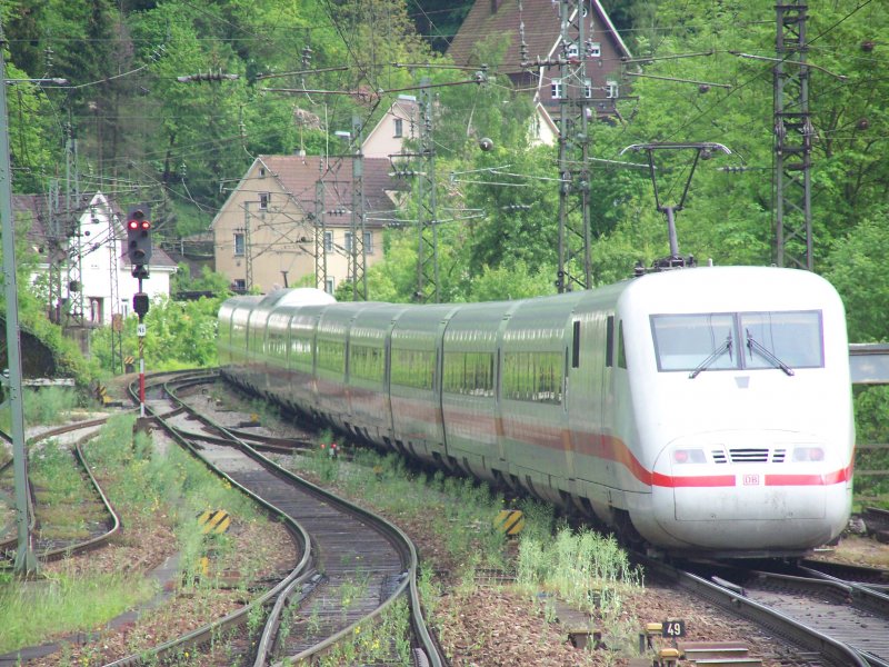 Dieser ICE-1 nach Mnchen Hbf kurz nach dem Bahnhof Geislingen, deutlich zu sehen ist hier die Steigung der Strecke. Aufgenomme am 09.05.07 in Geislingen/Steige.