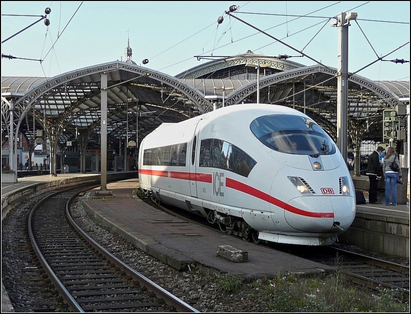 Dieser ICE 3 hat sich am 08.11.08 in Bewegung gesetzt, um den Hauptbahnhof von Kln zu verlassen. Vorne rechts an der Bugklappe fehlt der rote Streifen. (Jeanny)