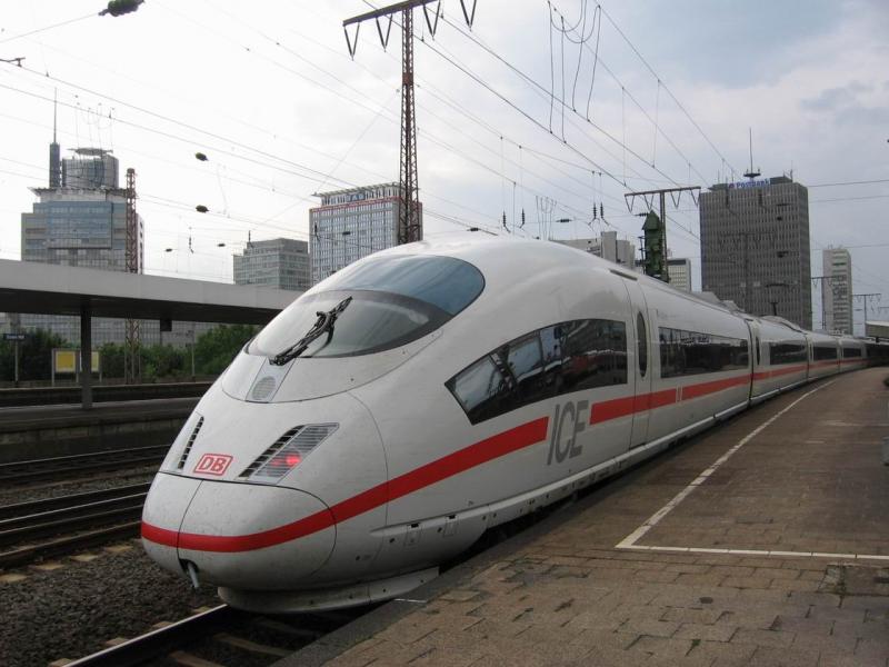 Dieser ICE 403 wurde am Essener Hauptbahnhof fotografiert und hat eine Leistung von 8000 KW, welche ihn zu einer Geschwindigkeit von 330 km/h bringen