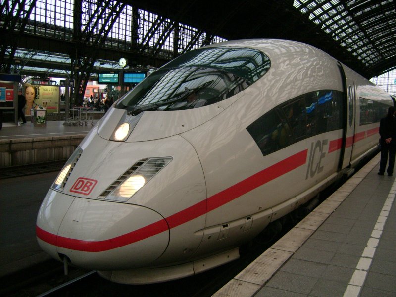 Dieser ICE (Br 403) fhrt gerade an Gleis 5 des Klner Hauptbahnhofs ein.In 6 Minuten wird dieser Zug in Doppeltracktion mit einem ICE aus Amsterdam in Richtung Frankfurt weiter fahren.

(Foto vom 03.02.2007)