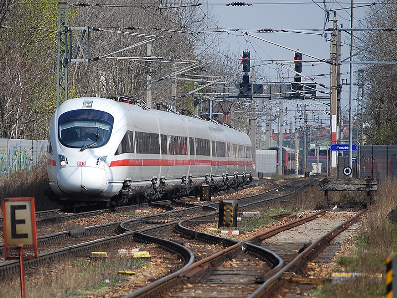 Dieser ICE-T hat vor wenigen Minuten den Abfahrtsbahnhof Wien West verlassen und wird in Krze in Wien Penzing durchsausen (4.4.2009)