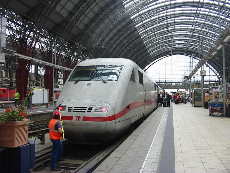 Dieser ICE1 soll schon in einen Minute Abfahren und man fngt jetzt erst an die scheiben zuputzen.
26.7.2005, Frankfurt a. M.