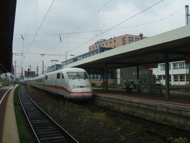 Dieser ICE2 fhrt mit 2 Triebkpfen,9 Wagen,1 Bordrestaurant,
vorne der TK 402 003  Cottbus ,hinten der TK 402 012  Potsdam 
aus dem Dortmunder Hbf. nach Berlin.