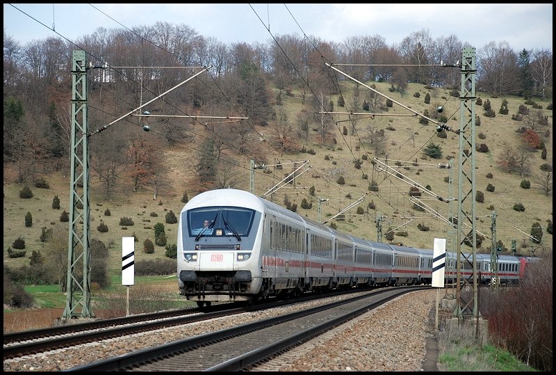 Dieser Intercity ist auf dem Weg nach Frankfurt/Main Hbf. Am Zugende schiebt die leicht orientrote 101 002. Aufgenommen am 12.April 2008 bei Lonsee.