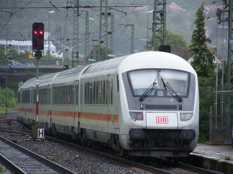 Dieser InterCity IC fuhr von Nrnberg Hbf nach Karlsruhe Hbf. Er wurde von der Br.101 141  Azubis der DB gegen Hass&Gewalst  gezogen. Aufnahme im Sommer 2007 in Aalen.
