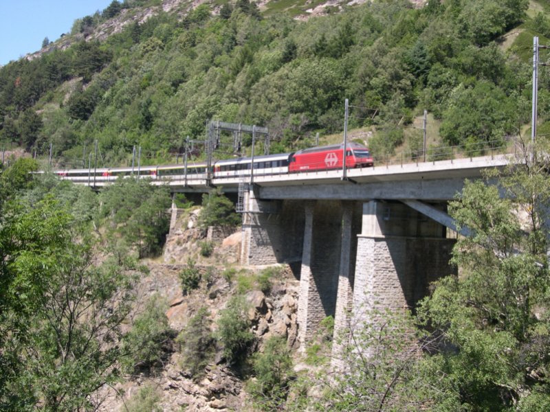 Dieser Intercity strebt am 15.07.2005 seinem Ziel Brig entgegen. Hier berquert er gerade den Baltschieder-Viadukt auf der BLS-Sdrampe.