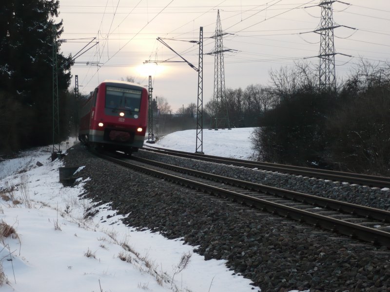 Dieser IRE 3260 aus Aulendorf kommned legt sich am 15.02.09 bei Abenddmmerung mit 2 weiteren Einheiten der BR 611 in die Kurve und fhrt seinem  ca. 30 mintigen Zielbahnhof der Landeshauptstadt Stuttgart entgegen.
Dort endet die 2 stndige und 35 mintige Fahrt.
(Gesehen am Reutlinger Tierheim, KBS 760)