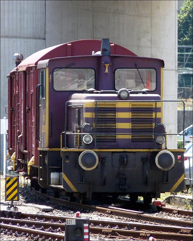 Dieser kleine Rangiertraktor ist oft im Bahnhof von Luxemburg abgestellt, meistens aber so ungnstig, dass man kein gescheites Bild machen kann. Am 01.07.08 prsentierte er sich fr einmal im gnstigen Licht. (Jeanny)