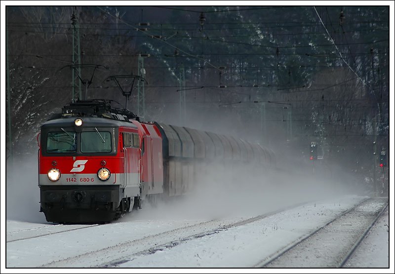 Dieser Kohlezug drfte ein ziemliches Gewicht gehabt haben, da ber den Rekawinkelberg 1142 680 als Vorspann auf diesem Zug war. Durchfahrt Tullnerbach-Pressbaum am 17.11.2007.