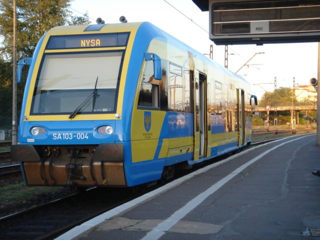 Dieser neue Triebwagen der Baureihe SA 103-004 stand am 28.07.06 in Opole Hbf. Er fuhr spter in richtung NYSA.