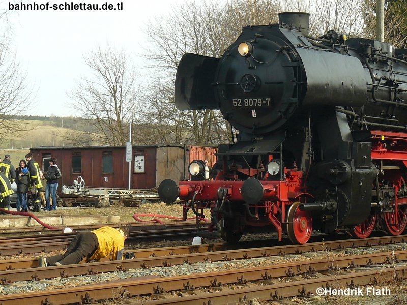 Dieser niederlndische Eisenbahnfreund wollte anscheinend eine ganze besondere Perspektive ausprobieren; Die Waschmaschine freuts auf jeden Fall...^^; Schlettau am 23.02.2008
