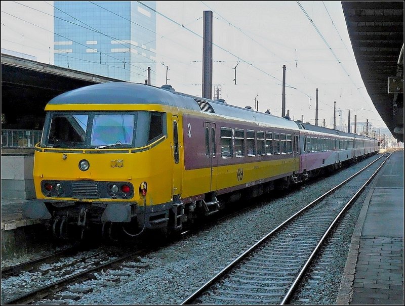 Dieser niederlndische Steuerwagen befindet sich am Schluss des IC Brssel-Amsterdam am 14.12.09 im Bahnhof Bruxelles Midi. (Hans)
