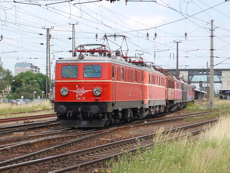 Dieser Nostalgielokzug der GEG angefhrt
von der 1141.21 hat am 12.06.2008
den Welser Hbf in Richtung Passau verlassen.