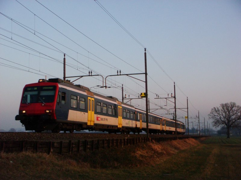 Dieser NPZ fhrt in den letzten Sonnenstrahlen des 14.02.2008 als Regio nach Aarau.