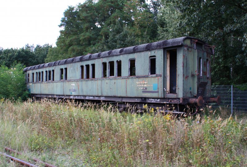 Dieser Personenwagen gehrt ebenfalls zur Loksammlung Falz, gesehen am 12.09.09 im ehemaligen BW Falkenberg oberer Bahnhof. Er wurde zuletzt als Bahndienstwagen genutzt.