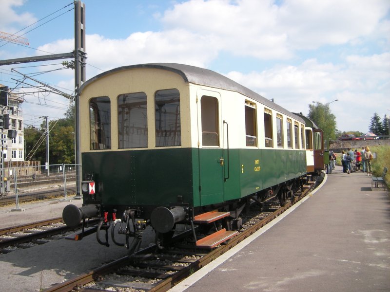 Dieser Personenwagen steht am Bahnsteig der Museumsbahn  Train 1900  in Pétange am 16.09.07.