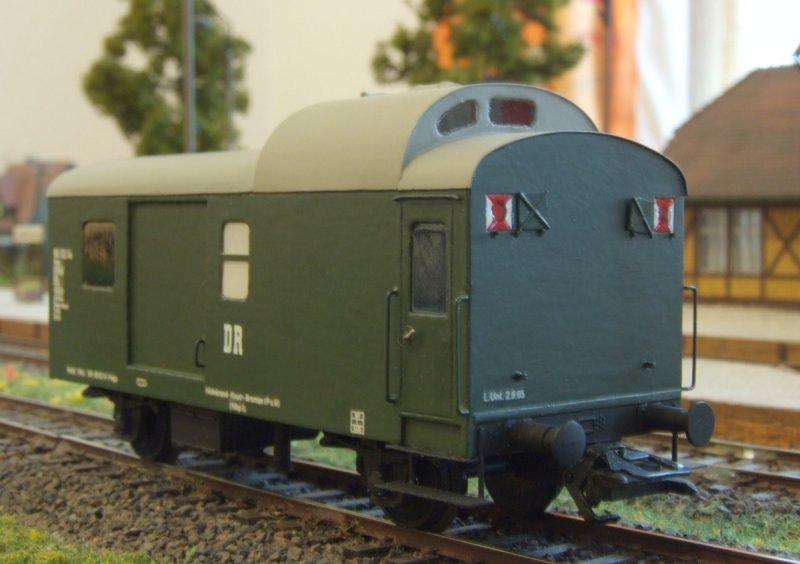 Dieser Pwg ist zu einer Zeit entstanden, (wie eigentlich alle anderen Eigenbauten auch) als sich die Modellbahnfirmen noch nicht so sehr fr die DR interressierten! Der Wagenkasten besteht wieder aus Pappe. Die wird superfest wenn sie von beiden Seiten lackiert wird. Als kleines Highlight sind die Schlulichtabdeckungen beweglich ausgefhrt.