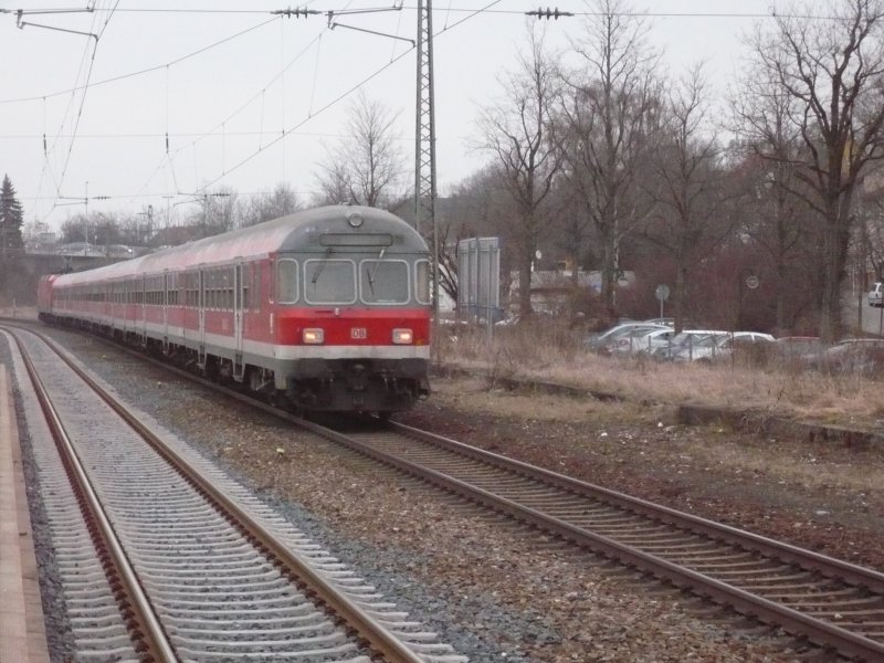 Dieser RE aus Tbingen nach Stuttgart Hbf wurde von einer BR 143 ohne Selbstkontrollziffer gezogen.
Reutlingen Hbf, den 26.02.09.