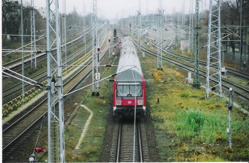 Dieser RE, der Linie 7 fhrt auf dem Bild in wenigen Sekunden in Berlin Karlshorst ein, Februar 2007
