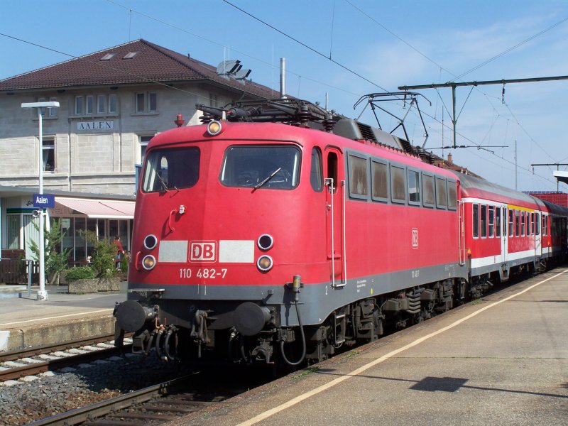 Dieser RE-Zug fuhr am 31.Mai.07 von Aalen nach Stuttgart Hbf diesmal nicht mit einer 143er oder 146er sondern mit einer 110er, hier die Br.110 482-7 mit dem RE nach Stuttgart Hbf.