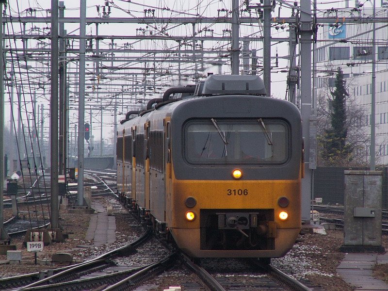 Dieser Regionalzug fhrt in den Venloer Bahnhof ein. Interessant zu sehen, wie die Fahrdrthe ber den Gleisen hngen. Das Foto stammt vom 19.11.2007