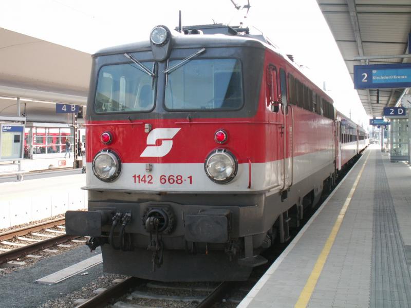 Dieser Regionalzug mit 1142 668-1 im Bahnhof Linz brachte mich nach Ansfelden, 17.04.2006