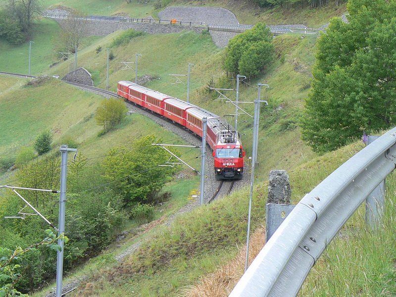 Dieser Regionalzug der Rhtischen Bahn befindet sich auf der Fahrt kurz hinter Disentis nach Chur
