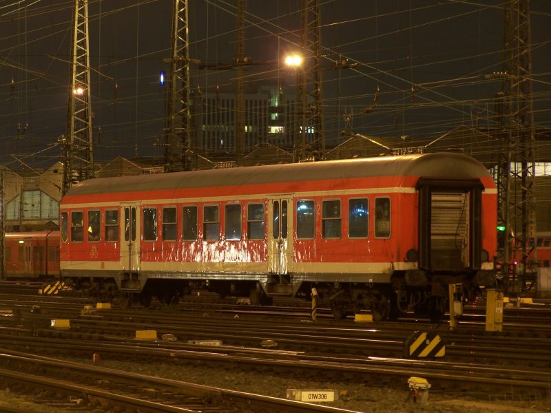 Dieser Regionalzugwagen stand am 12.Janaur 2008 einsam im Gleisvorfeld des Bahnhofes Frankfurt/Main Hbf.