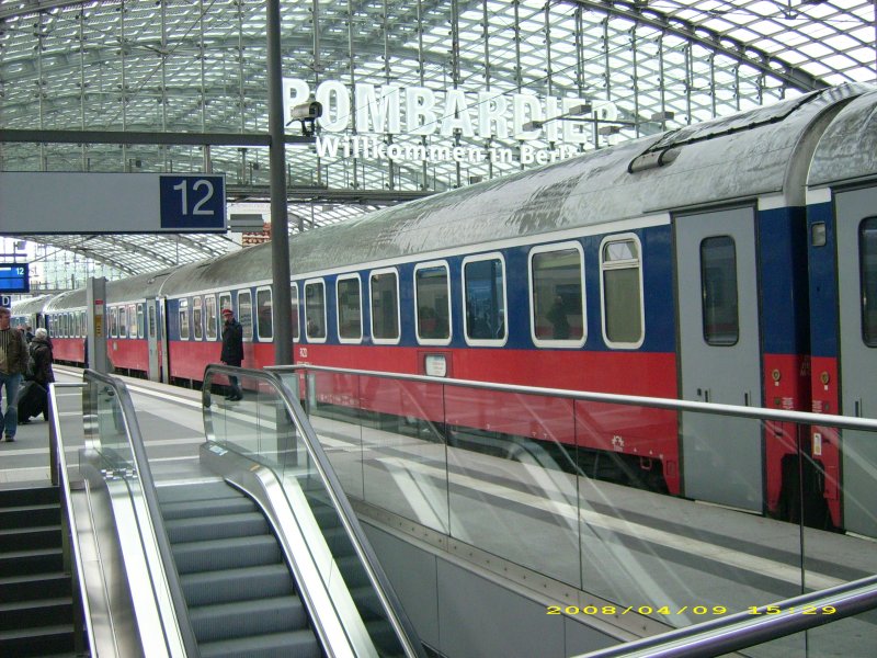 Dieser russische Reisezugwagen stand am 09.04.08 im Hbf Berlin. Er war in den D-Zug nach Moskau eingereiht.