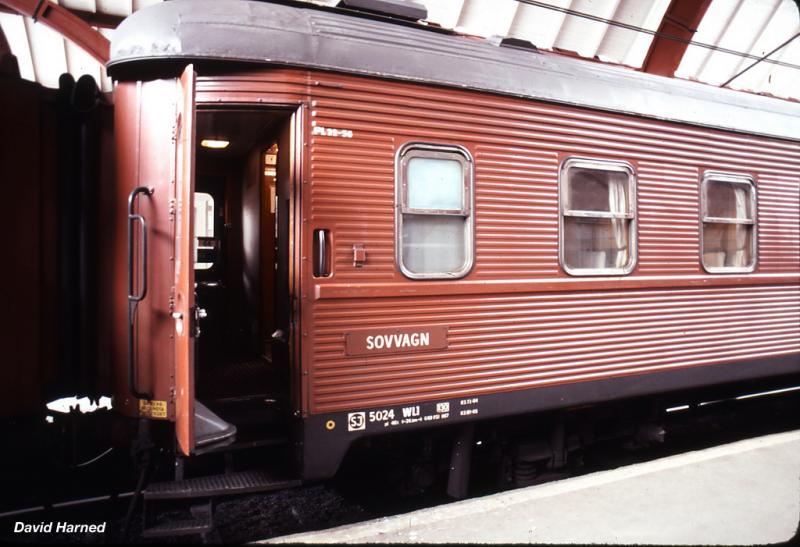 Dieser Schlafwagen des SJ wartet unter die Bgen auf die Passagiere, welche Narvik die Reise von Malm bilden.