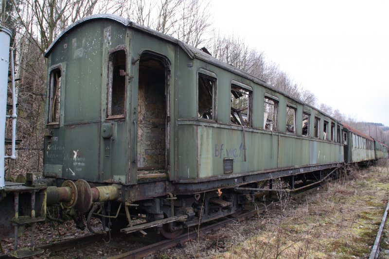 Dieser schne ehemals preuische Eilzugwagen gehrt auch zur Sammlung des VSE Schwarzenberg. Leider wird er wohl nicht mehr zu retten sein. Die meisten sogenannten Eisenbahnfreunde interresieren sich nur fr Loks, solche Waggons fhren eher ein Schattendasein. Fr solche  Fans  ist die Eisenbahnwelt am Tender zuende! :-)(27.03.09)