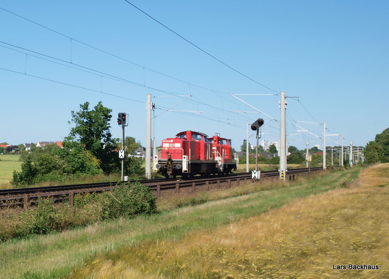 Dieser schne Lokzug konnte am 24.06.09 hinter Reinfeld (Holst.) auf den Chip gebannt werden. Zusehen sind 295 016-6 und 363 xxx-x auf dem Weg nach Hamburg.