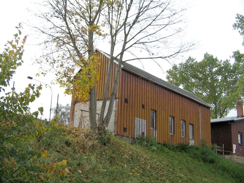 Dieser Schuppen, vielleicht ein Kleinlokschuppen, steht auf der Anschttung am Bahnhof Schlettau, 03.10.07