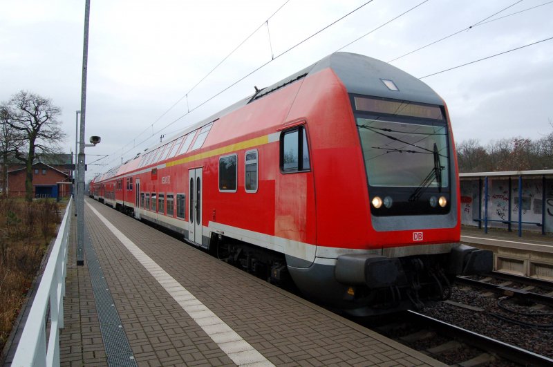 Dieser Steuerwagen knnte mal wieder eine Neulackierung gebrauchen. Er hing am 06.12.08 an der RB nach Wittenberg, hier im Bahnhof Burgkemnitz.