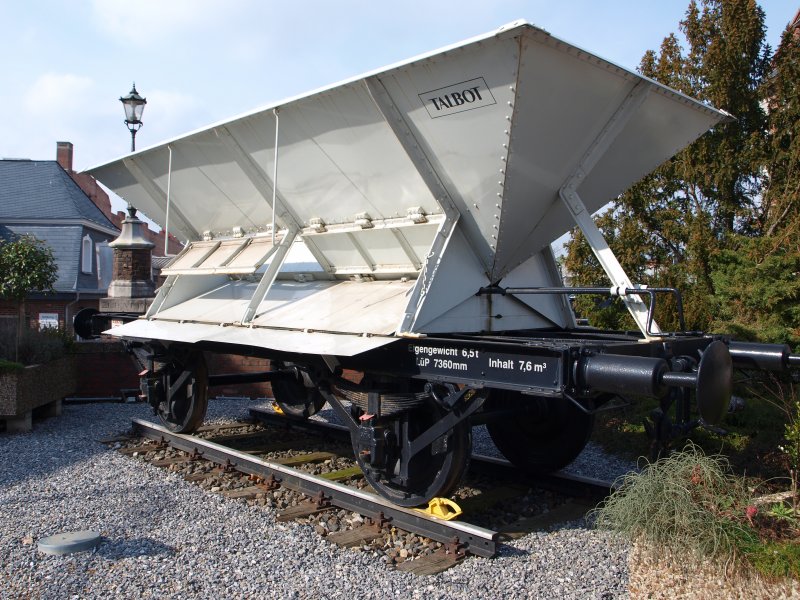 Dieser Talbot-Selbstentlader steht bei Talbot-Bombardier in Aachen am Werktor. Das Fahrzeug ist von 1896 und kann rechts, links und auch zwischen den Schienen entladen werden.