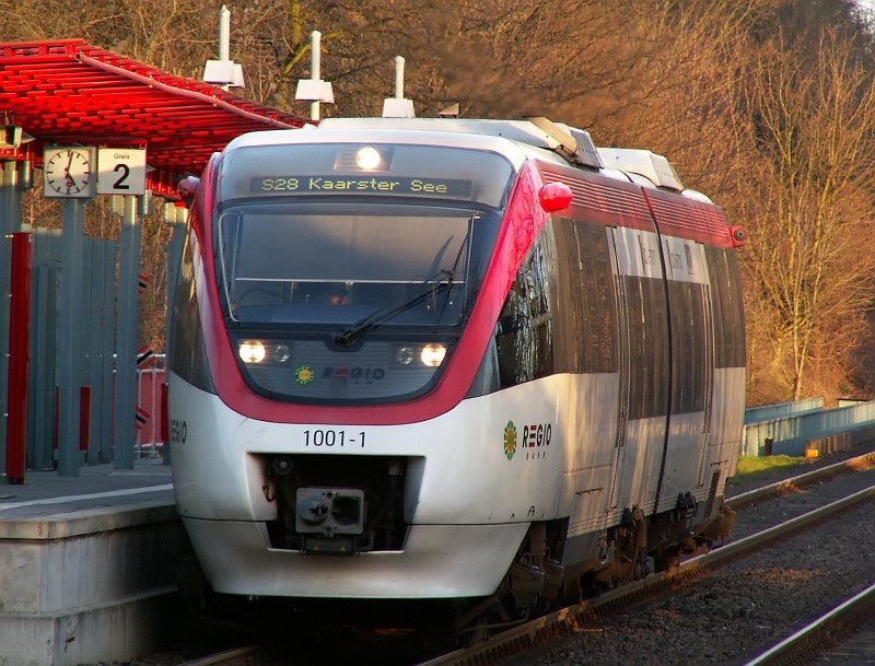 Dieser Talent gehrt der privaten Regio-Bahn und verkehrt als S-28 auf der Strecke Mettmann-Stadtwald - Kaarster See. Der Zug verlsst gerade den Haltepunkt Erkrath-Nord. Das Foto stammt vom 11.02.2008 