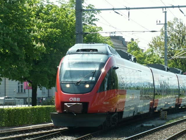 Dieser Talent triebwagen fhrt gerade in die Station Bregenz Hafen ein. Fr mich der Schnste Triebwagen!