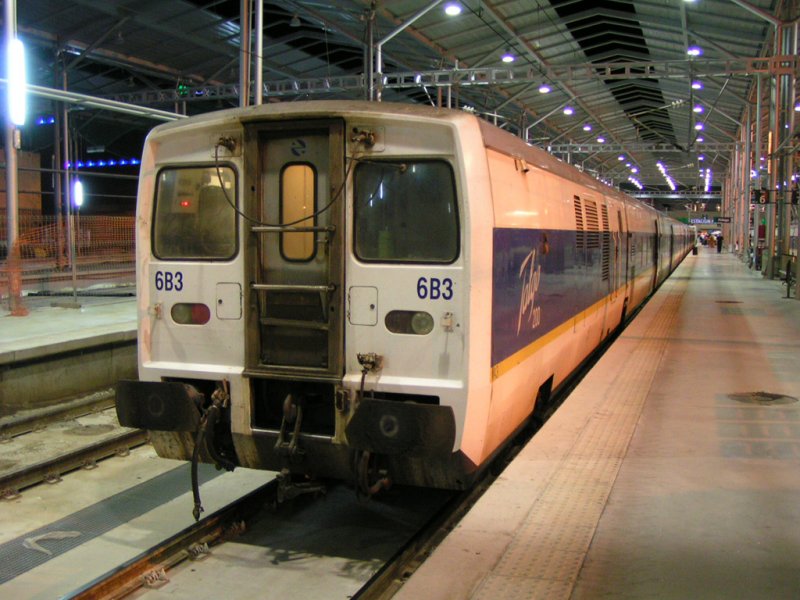dieser Talgo200 der RENFE ist gerade von Crdoba in Mlaga Hauptbahnhof eingefahren. (Mlaga 18.06.2007)