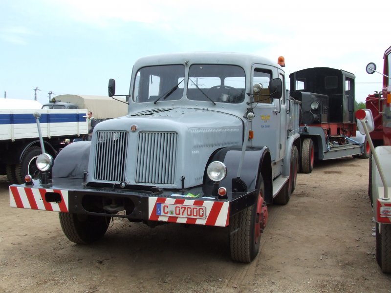 Dieser Tatra 141 vom SEM Chemnitz  hat ganz sch�n zu schleppen.Einen Tieflader mit aufgeladener Diesellok.Aufgenommen am 05.05.07 beim Oldtimertreffen in Werdau.
