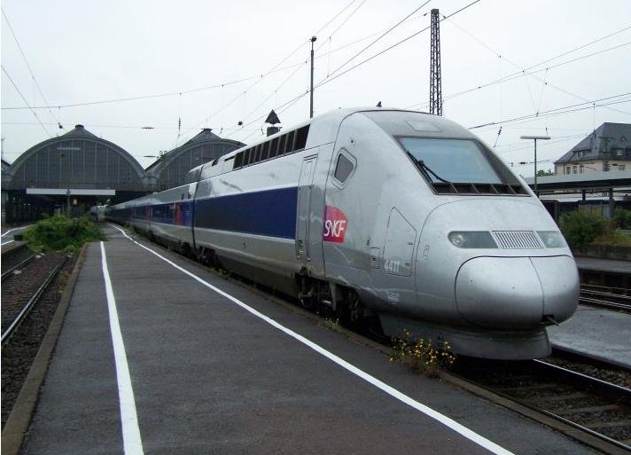 Dieser TGV-POS ist an einem verregnetem Sommertag 2007 unterwegs nach Stuttgart Hbf. Hier bei der Ausfahrt aus Karlsruhe Hbf.
