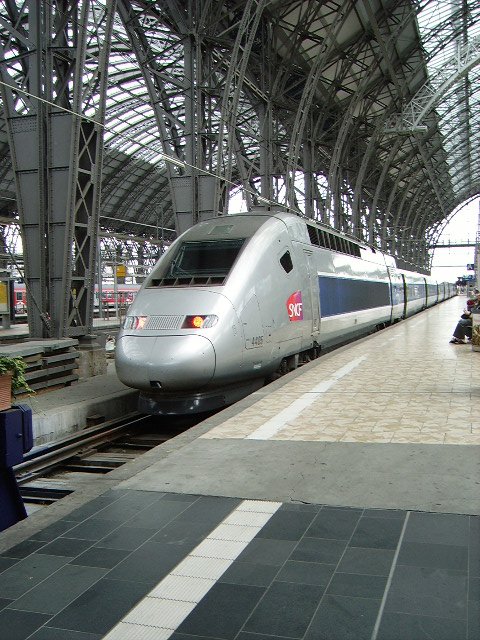 Dieser TGV Triebkopf hat das Alstom Fabriekschild von dem Jahr 2006 und dadurch sind dies neuere Triebköpfe der SNCF.  