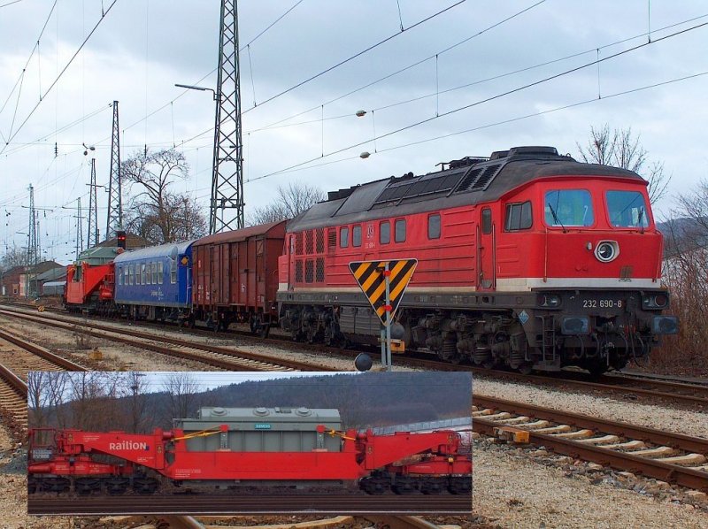 Dieser Trafotransport stand in Lichtenfels, Schwerlastwagen, Begleitwagen und zus�tzlicher G�terwagen gezogen von der232 690-8 Ludmilla. Konnte leider nicht erfahren woher und wohin