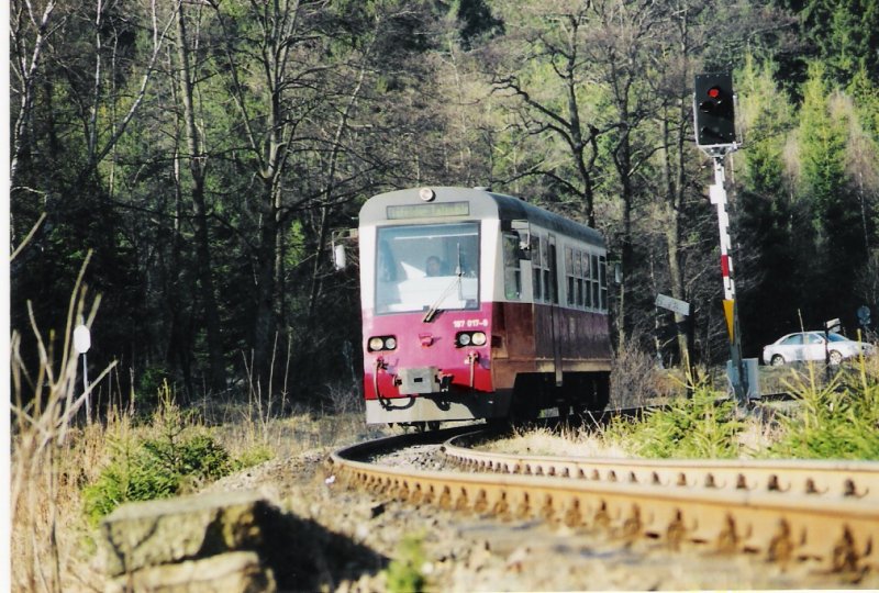 Dieser Triebwagen f�hrt nach Eisfelder Talm�hle, Ausfahrt bei Drei Annen Hohne, im April 2004