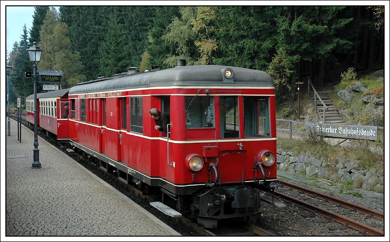 Dieser Triebwagen der HSB mit zwei Waggons kam uns am 10.10.2007 in Schierke entgegen. Im Fahrplan ist dieser Zug nicht zu finden, daher drfte es sich um einen Sonderzug handeln.