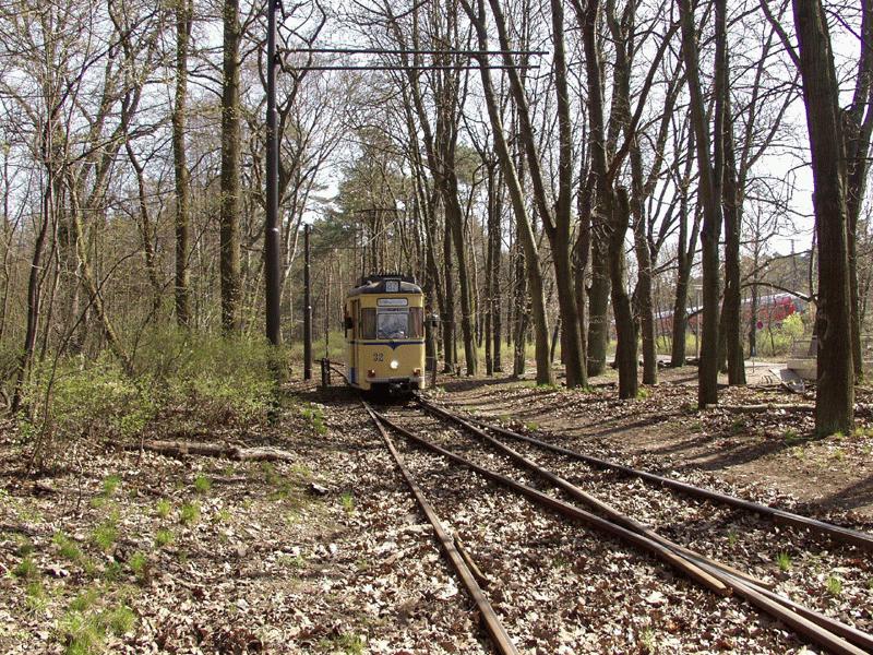 Dieser Triebwagen wird in wenigen Augenblicken den Endpunkt Rahnsdorf erreicht haben.

