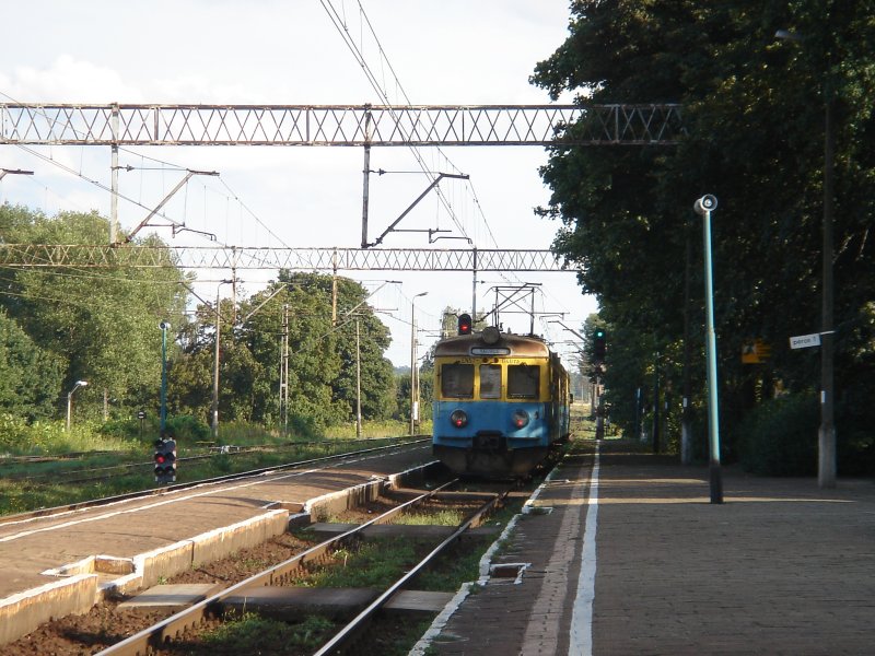 Dieser Triebzug der Baureihe EN57 fuhr am 31.08.06 aus dem Bahnhof von Olseno aus. Eigentlich sieht es ja so aus, als ob die Strecke sillgelegt wre, denn das Gras wuchert schon ber die Gleise hindrber, aber dies ist die Hauptstrecke in dieser Region:-).