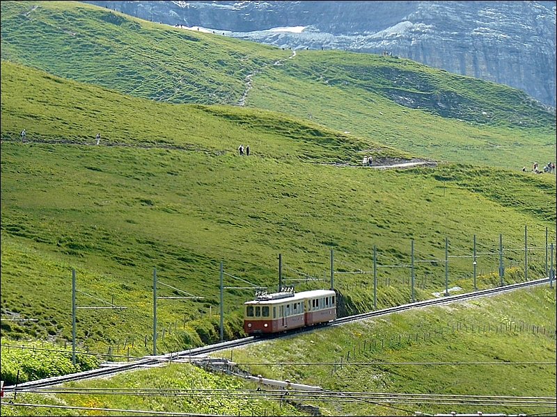 Dieser Triebzug der Jungfraubahn hat am 30.07.08 die Kleine Scheidegg (2061 m) verlassen und hat sich auf den beschwerlichen Weg  zum hchst gelegenen Bahnhof Europas, dem Jungfraujoch (3454 m) gemacht. (Hans)