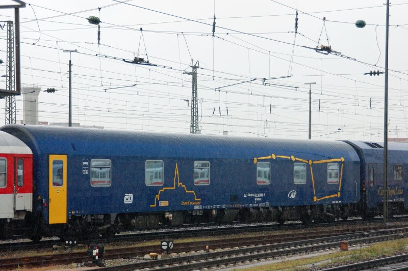 Dieser tschechische Schlafwagen verstrkte eine CityNightLine-Garnitur mit seinem wunderschnen Design. (Basel-Bad, 12. August 2008). 